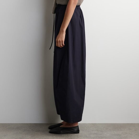 COS Elasticated Barrel-Leg Trousers in Navy - Picture 5 of 10